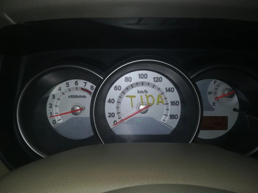 Tiida приборная панель