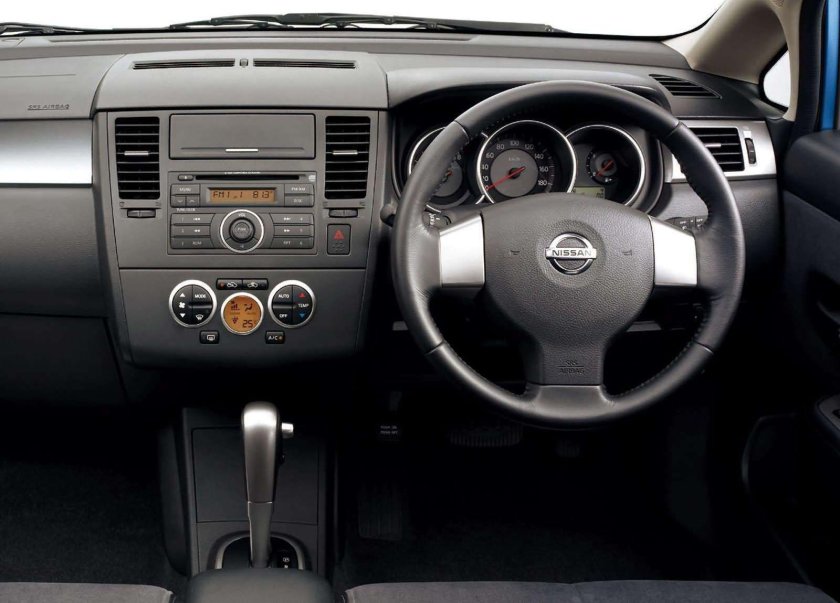 Ниссан Тиида 2008 салон