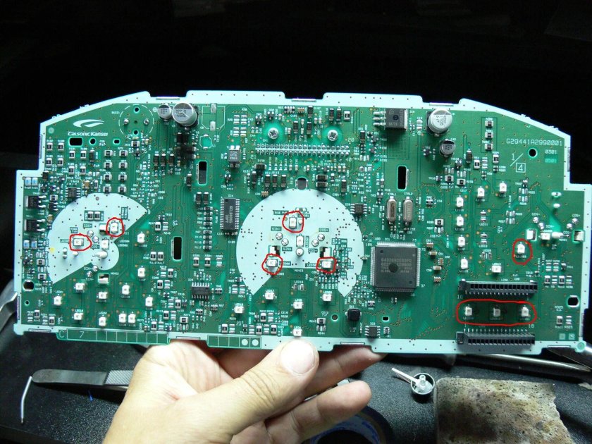 Nissan Tiida панель приборов