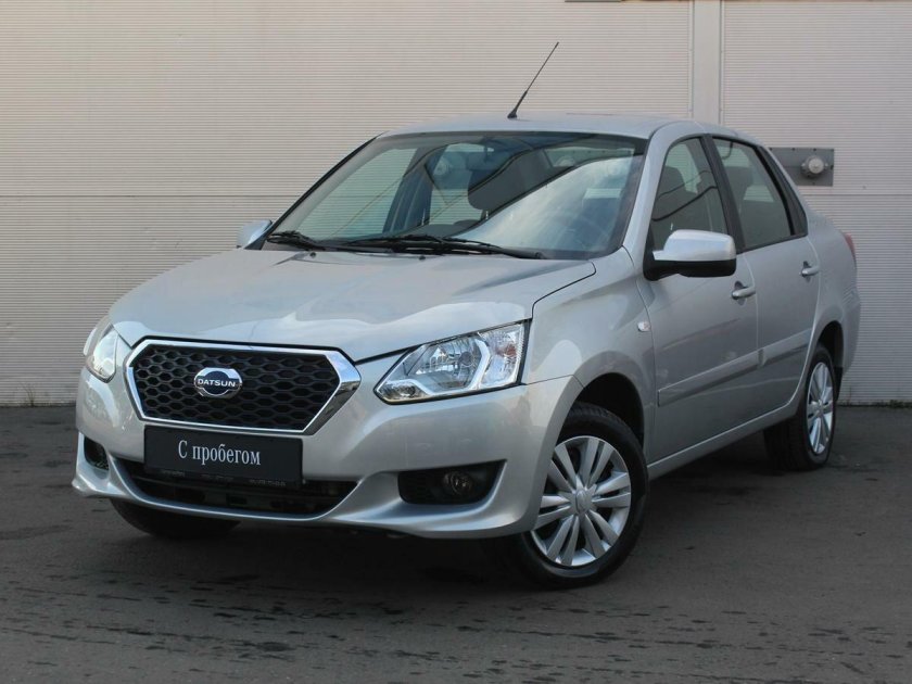 Датсун серебристый седан