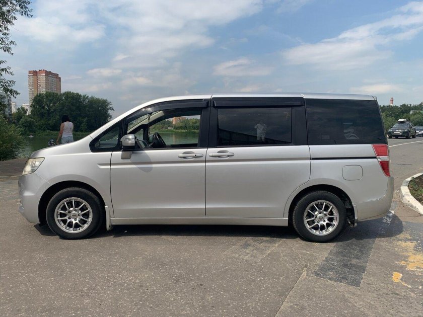 Микроавтобус Хонда Stepwgn 4