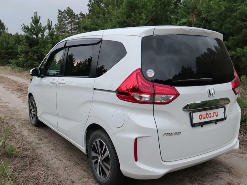 Хонда Фрид сзади