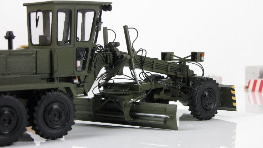 ДЗ-143 автогрейдер хаки