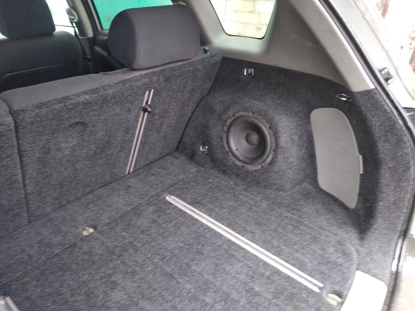 Стелс сабвуфер Pontiac Vibe