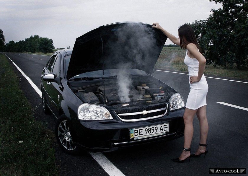 Машина дымится