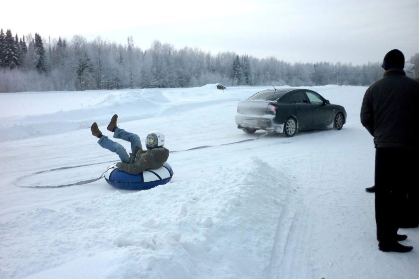 Катание на ватрушке за машиной
