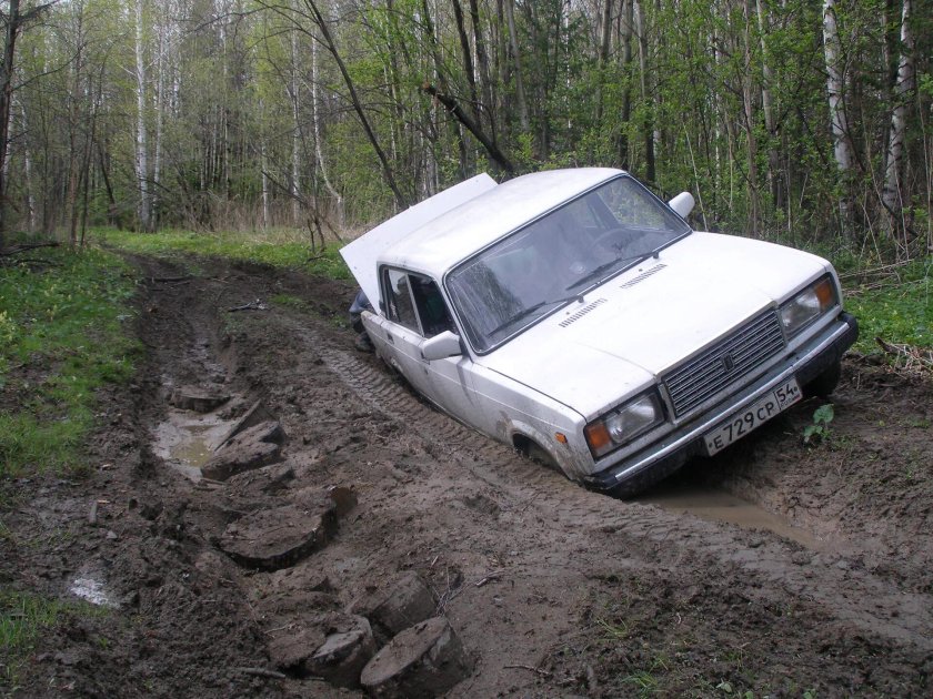 Автомобиль на грунтовой дороге