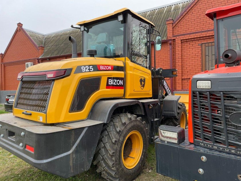 Бизон 925 фронтальный погрузчик