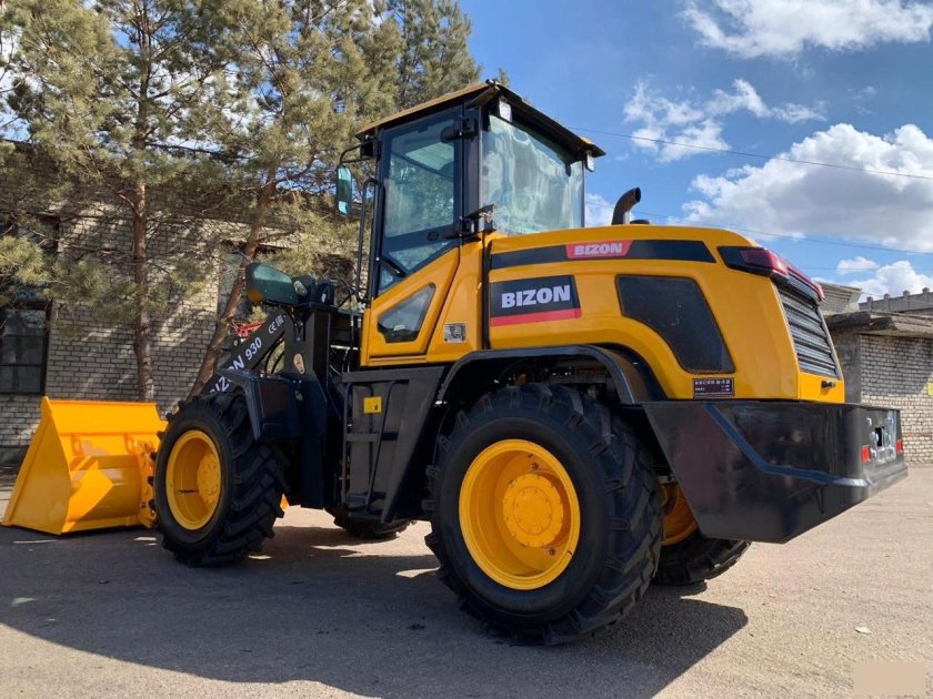 Bizon 930 фронтальный погрузчик