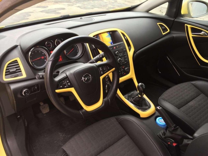 Opel Astra GTC 2012 салон