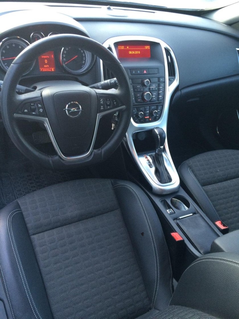 Opel Astra GTC 2013 салон