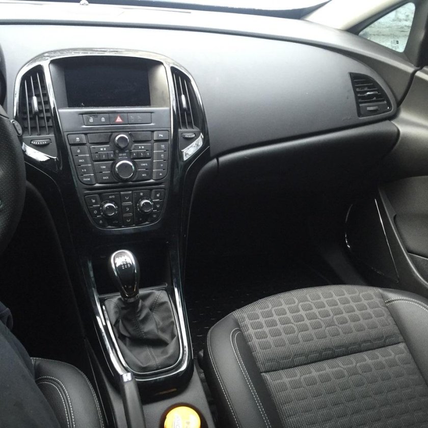 Черный салон Опель Астра j