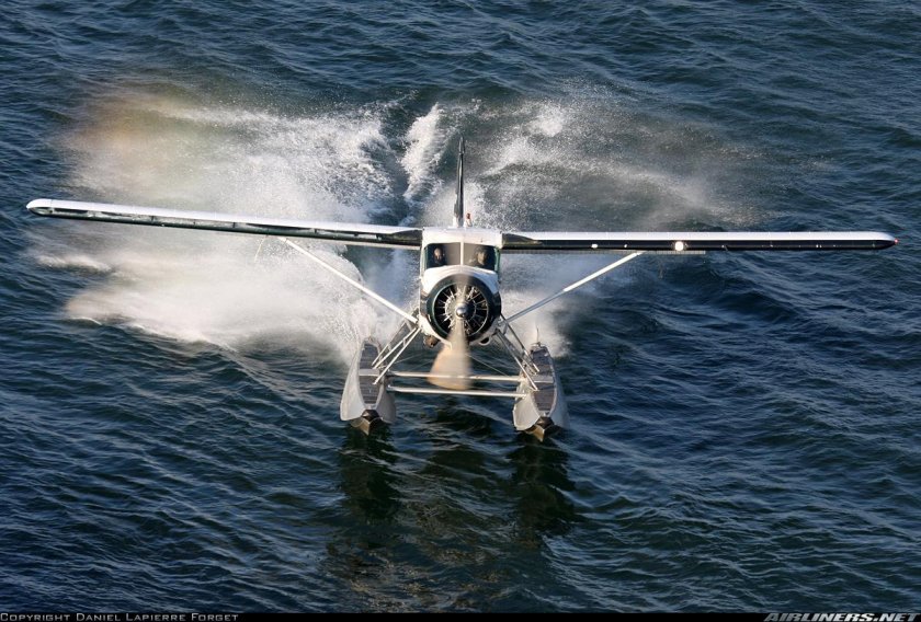 Самолет на воде