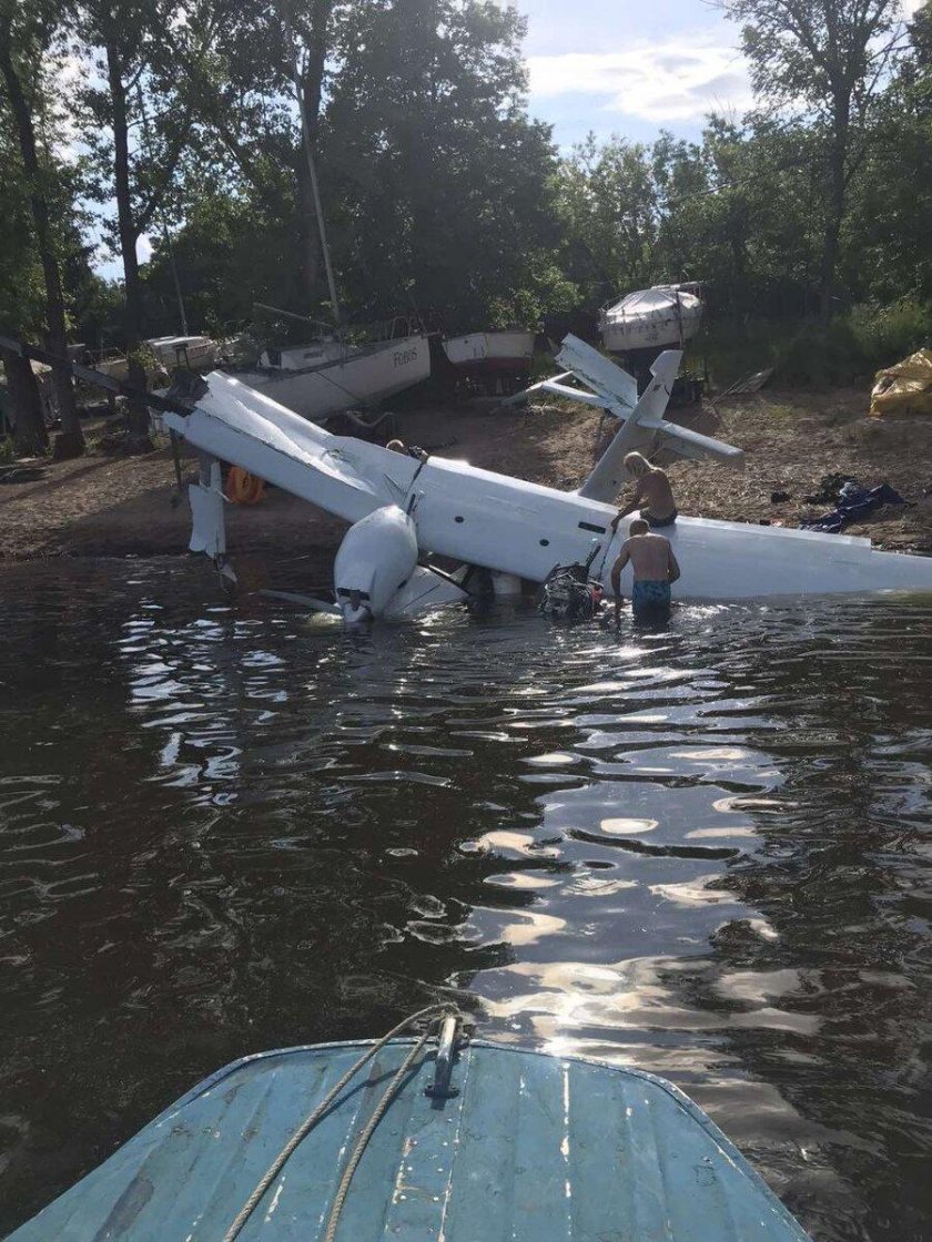 Самолет перевернулся