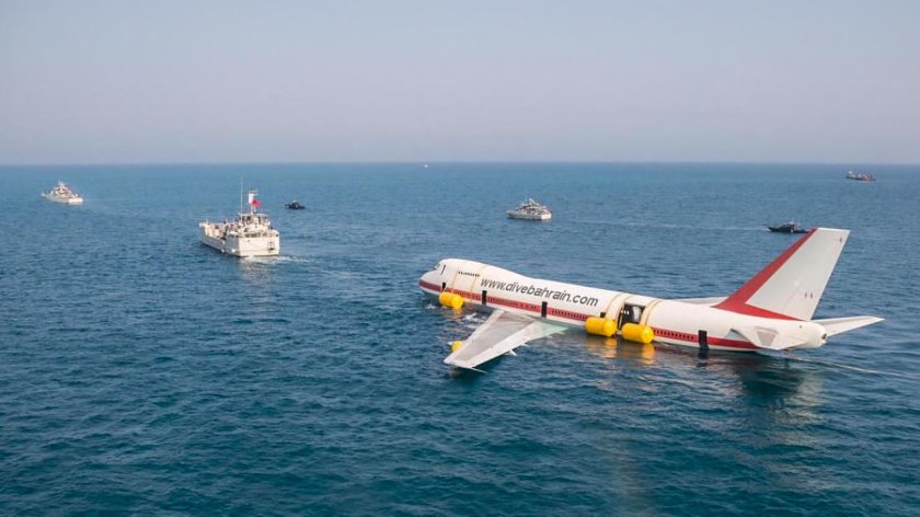 Самолет под водой