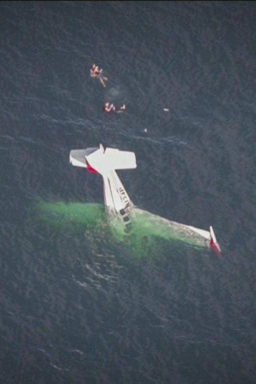 Самолёт падает в море