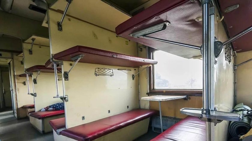 Вагон в поезде с кроватью