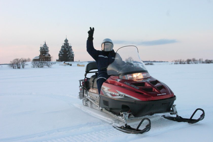 Человек на снегоходе