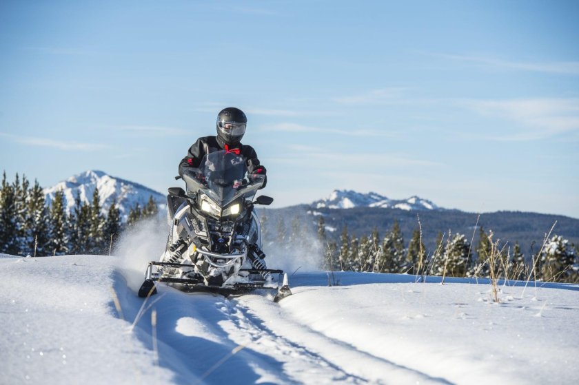 Мужчина на снегоходе