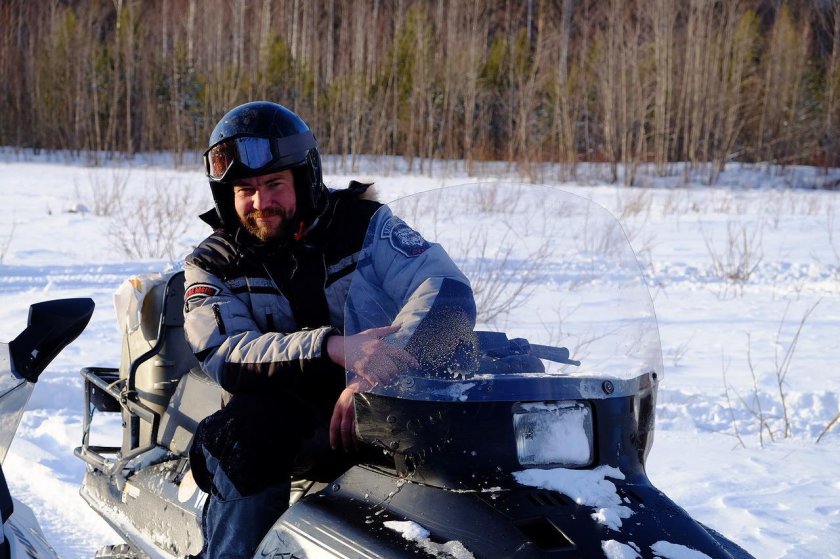 Мужик на снегоходе