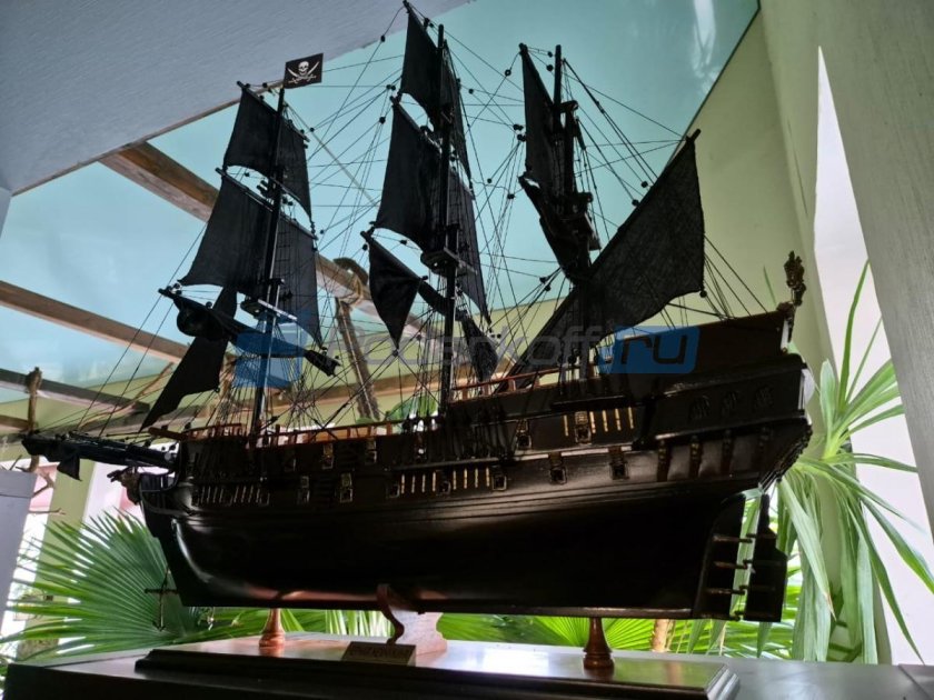 Модель корабля черная жемчужина