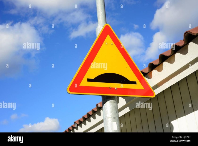 Знак с неровной дорогой дорожный