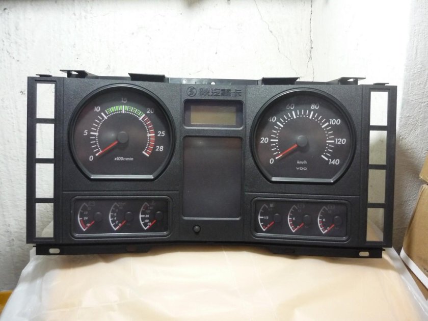 Панель приборов Шакман ф2000