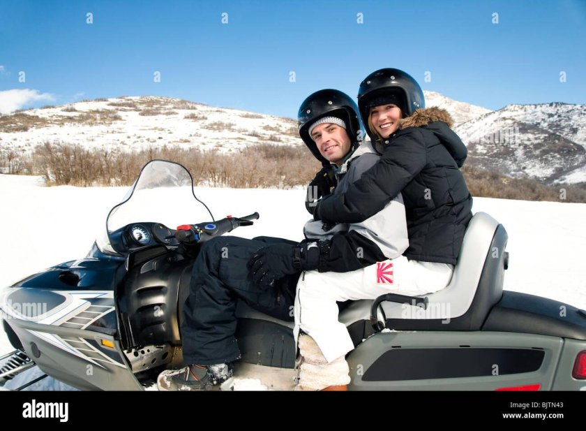 Влюбленные на снегоходе