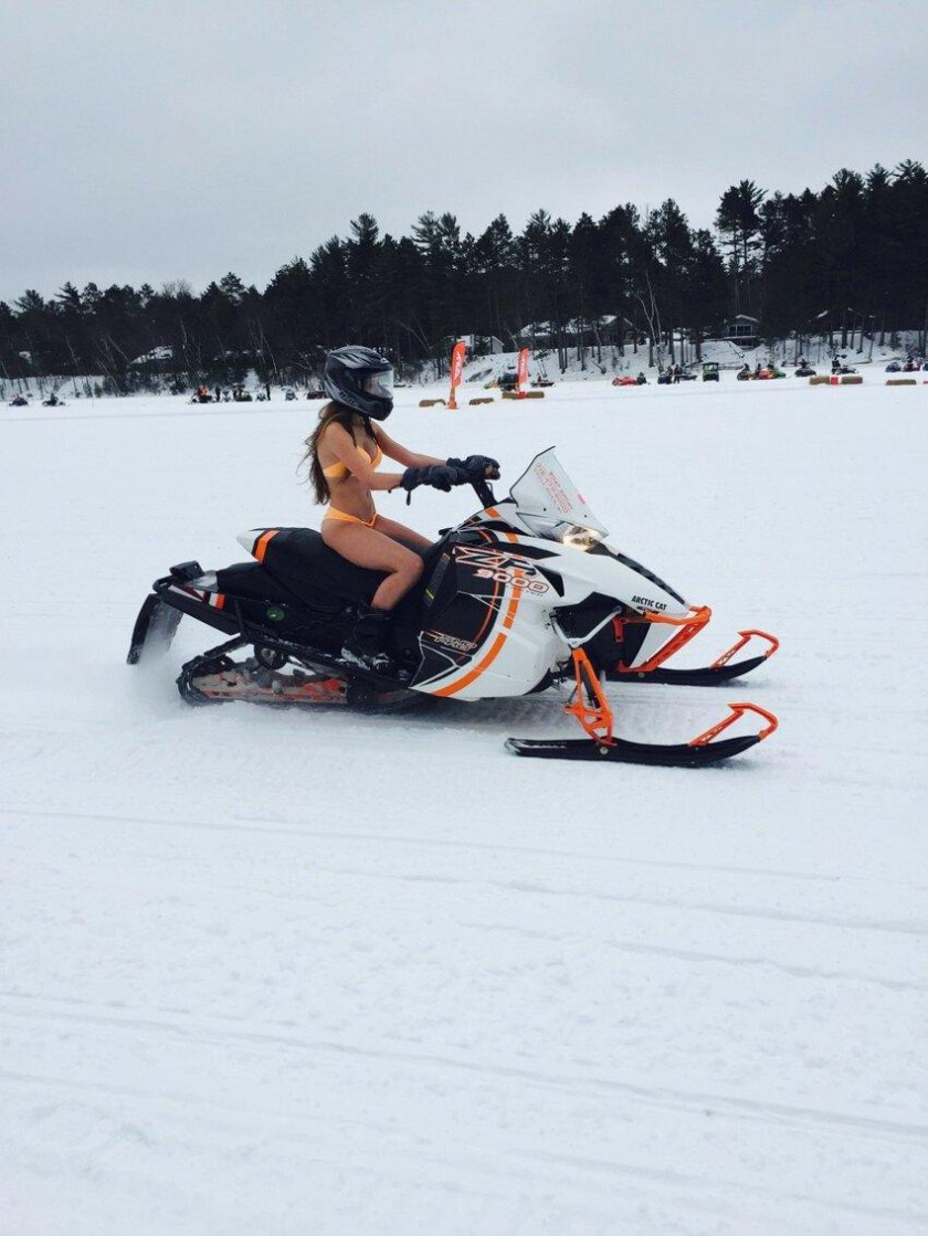 Девушка на снегоходе