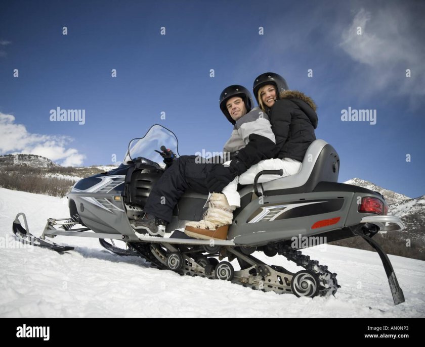 Девушка на снегоходе