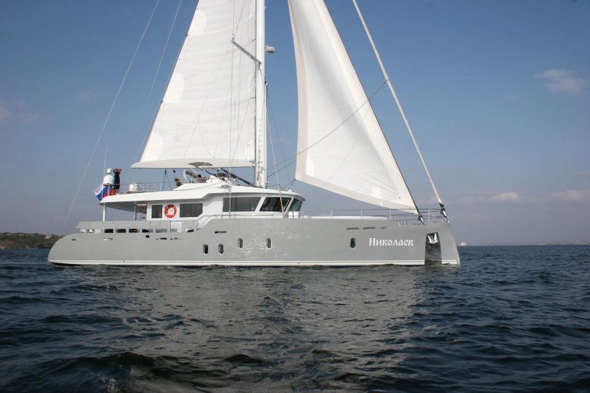 Парусно-моторная яхта