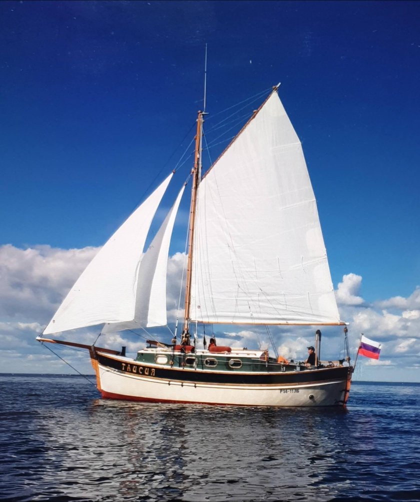 Двухмачтовая парусно-моторная шхуна «надежда»