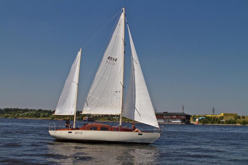 Крейсерская парусная яхта