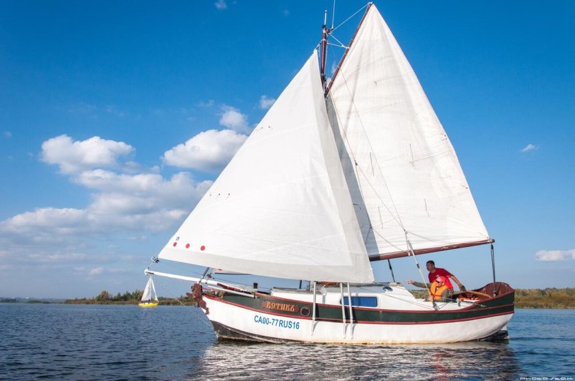 Парусно моторное судно