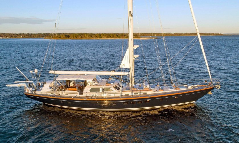 Парусно-моторная яхта