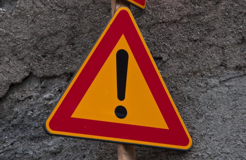 Дорожный знак восклицательный знак