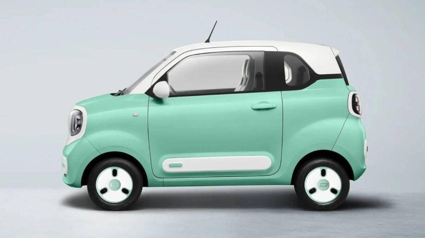 Маленький китайский электромобиль