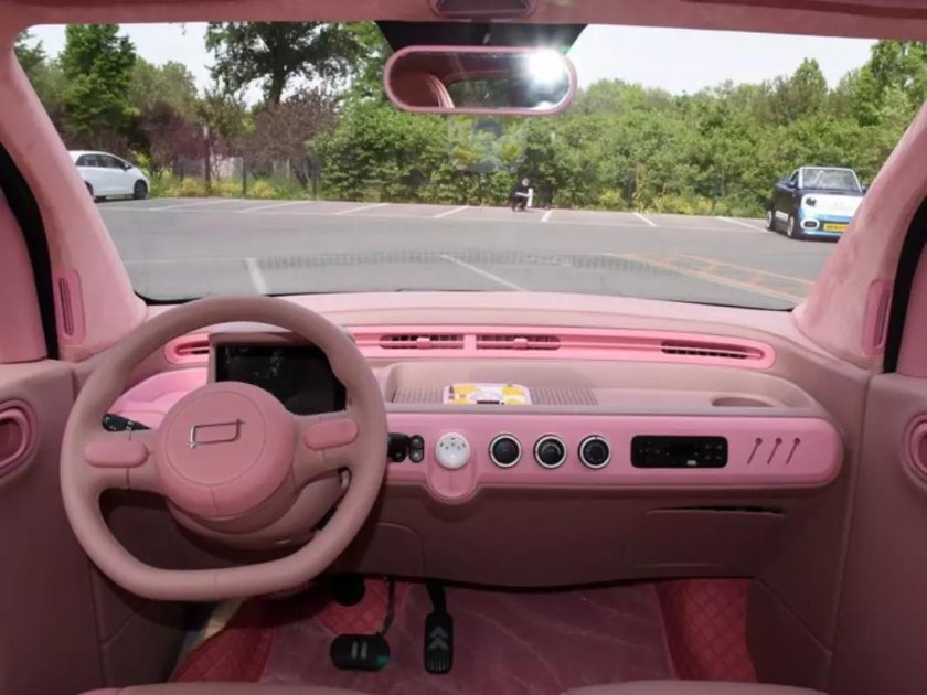 Маленький китайский электромобиль