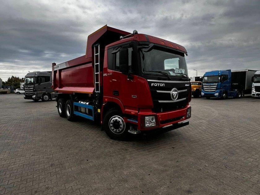 Красный самосвал