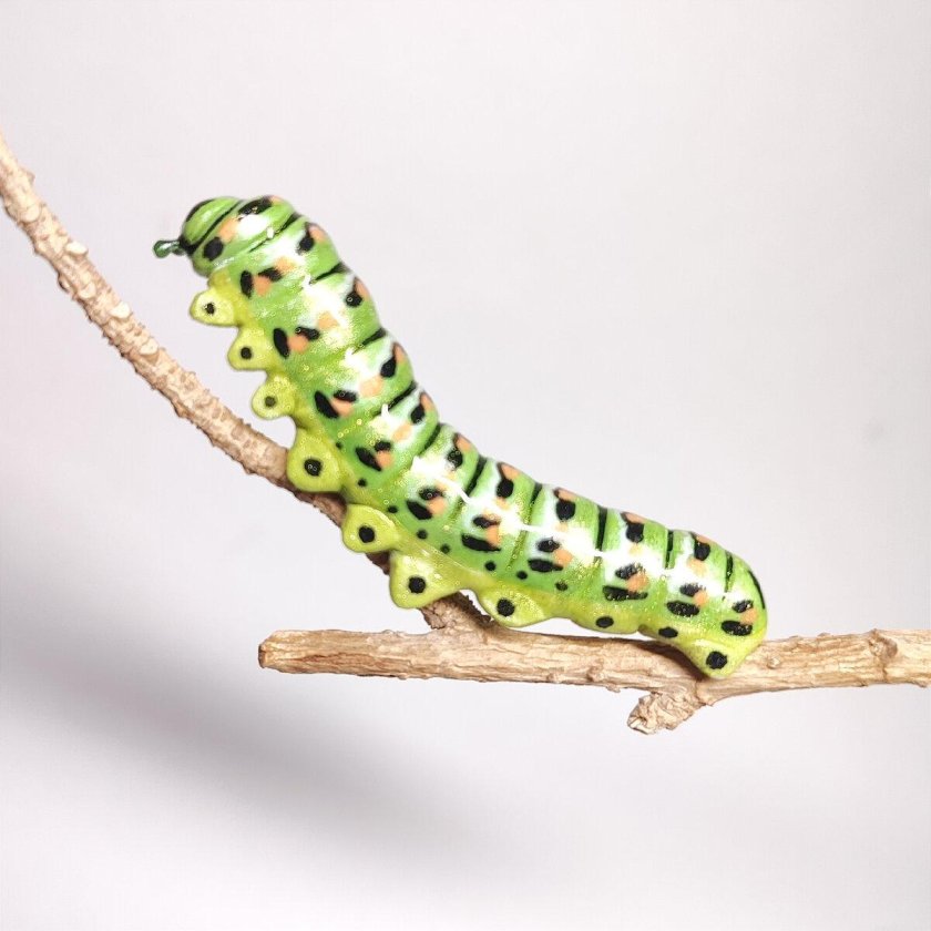 Статуэтка гусеницы