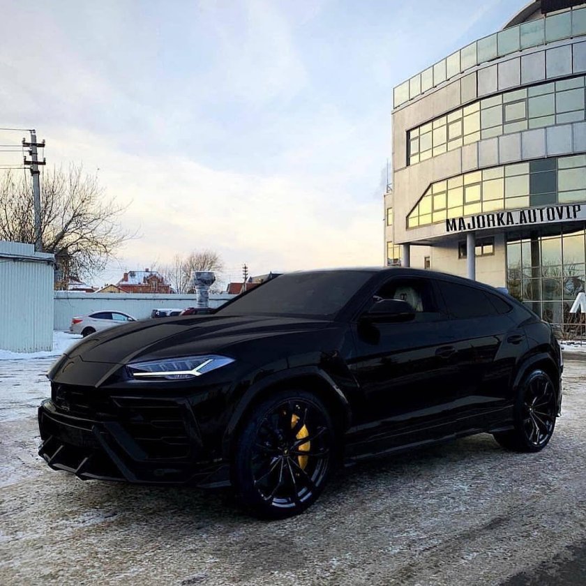 Lamborghini Urus черный