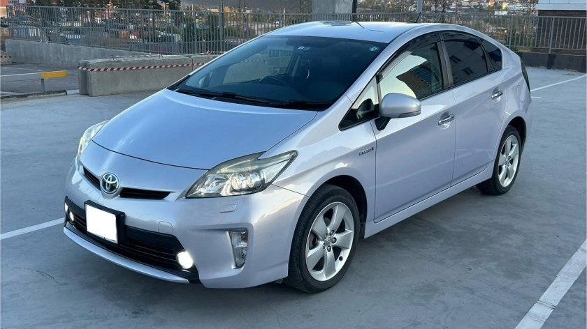 Toyota prius iii рестайлинг (xw30)