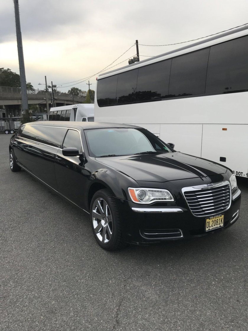 Черный лимузин Крайслер с300