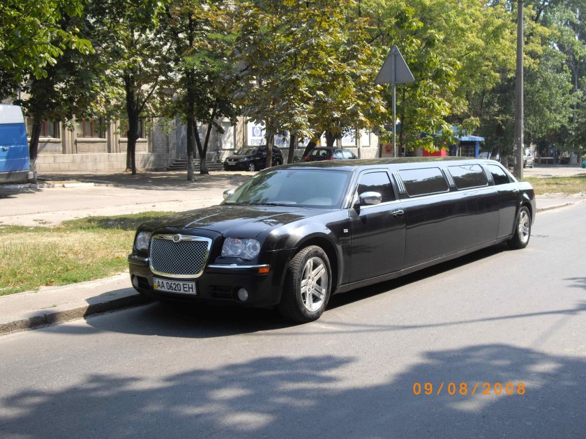 Черный лимузин Крайслер с300