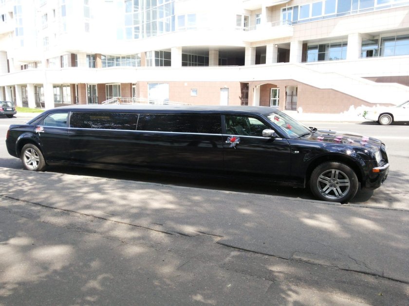 Черный лимузин Крайслер с300
