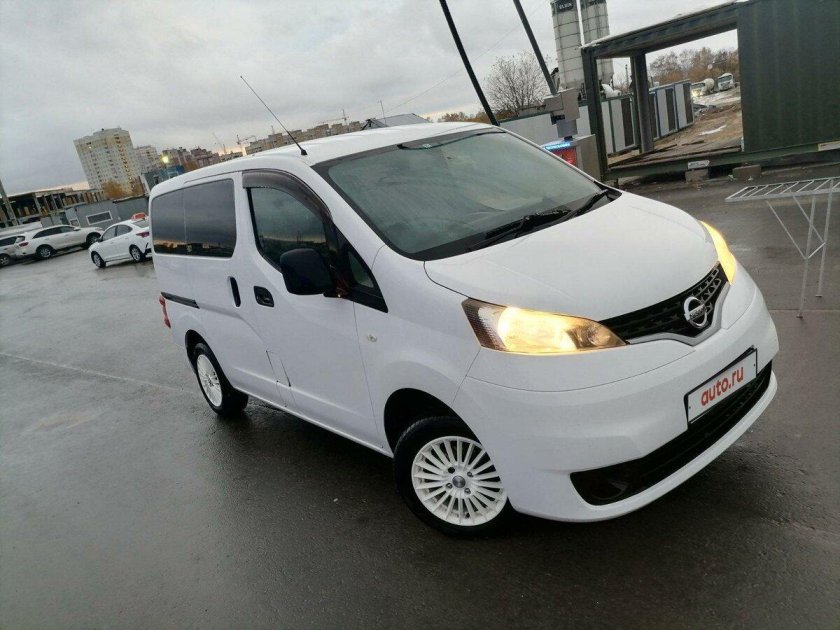 Ниссан нв 200 белый