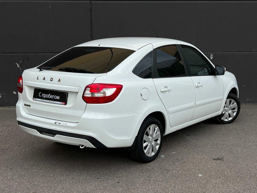 Лада Гранта хэтчбек белая