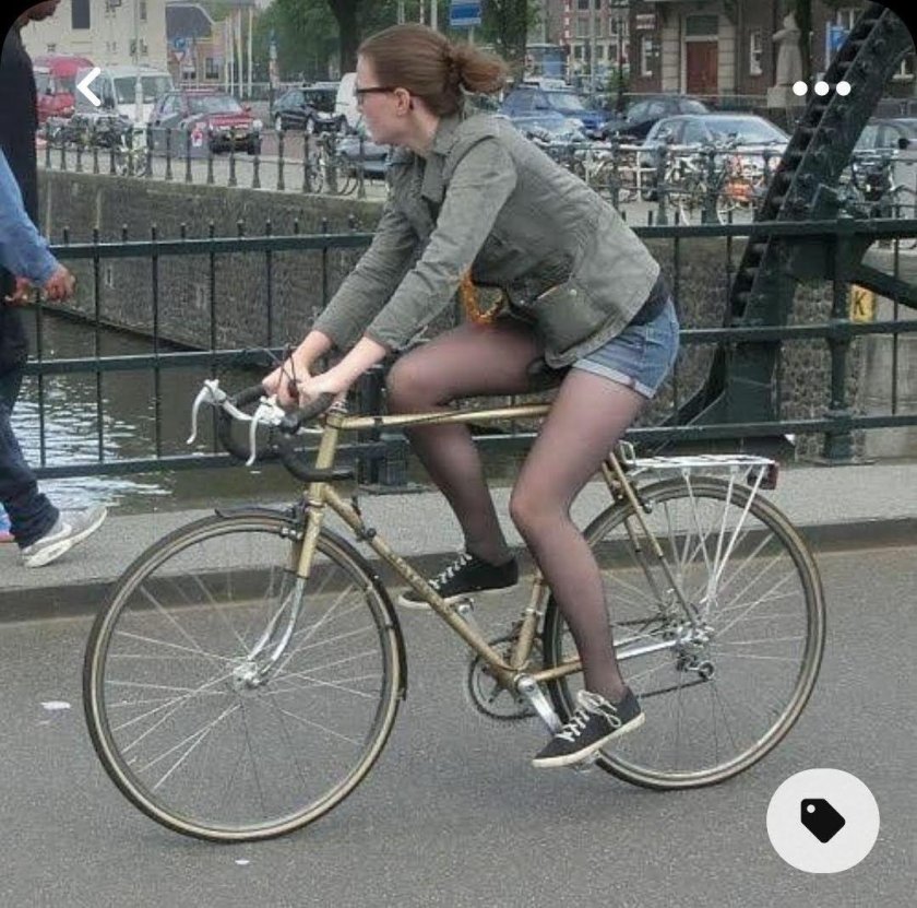 В колготках на велосипеде