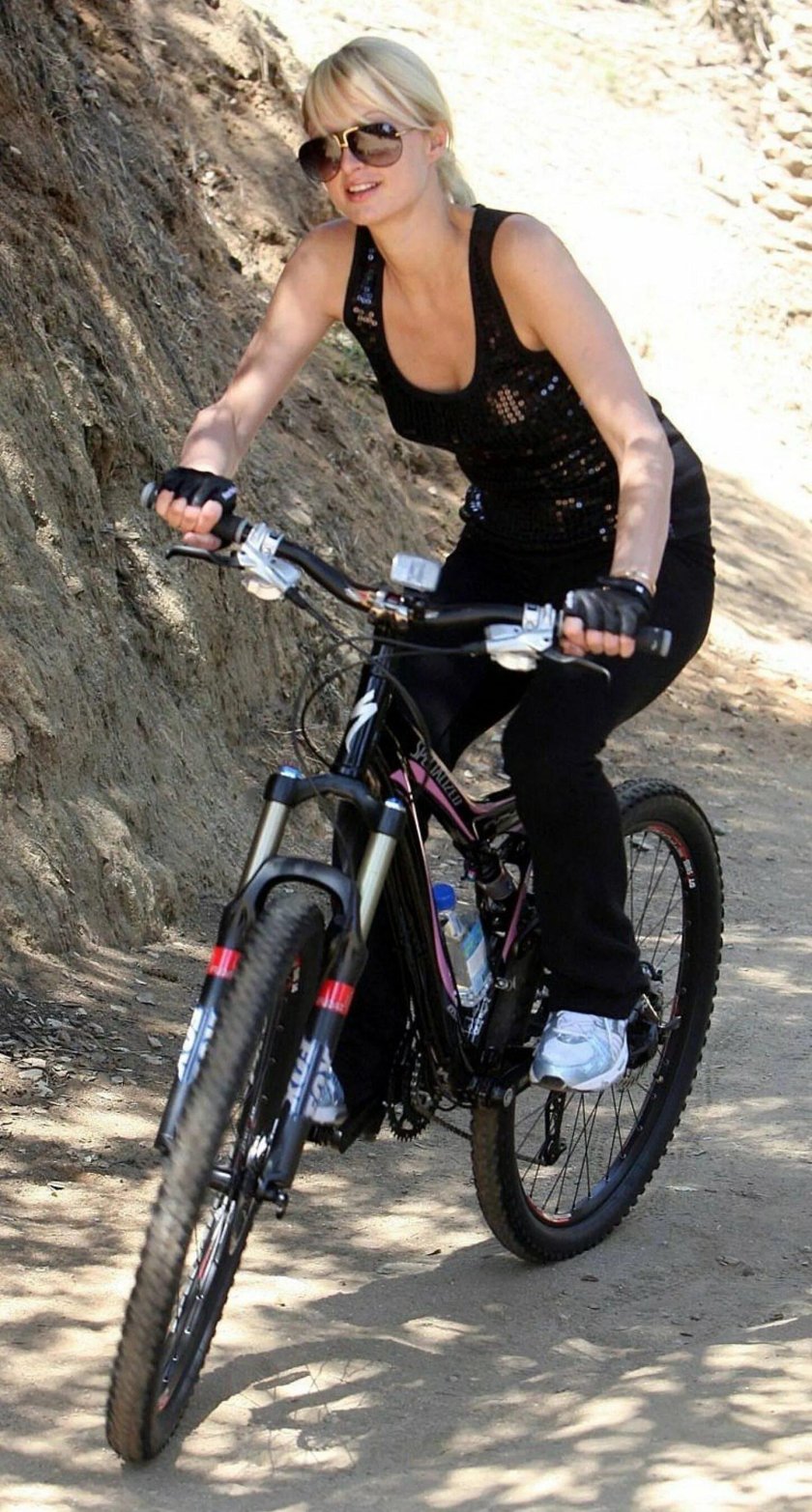 Блондинка на велосипеде