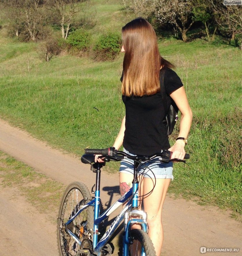 Катается на велосипеде